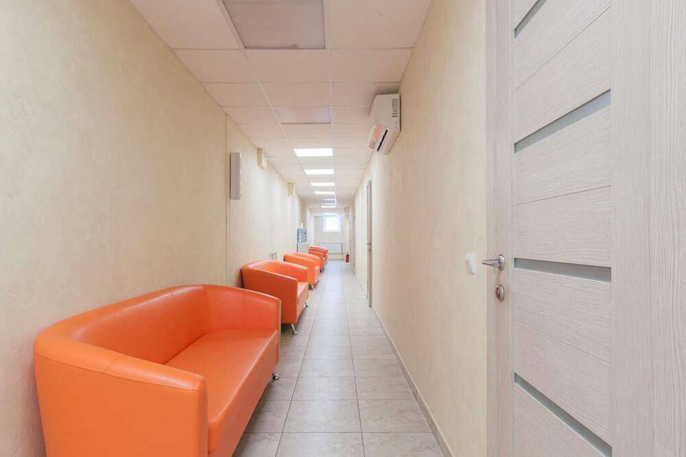 Мягкие диваны в коридоре поликлиники