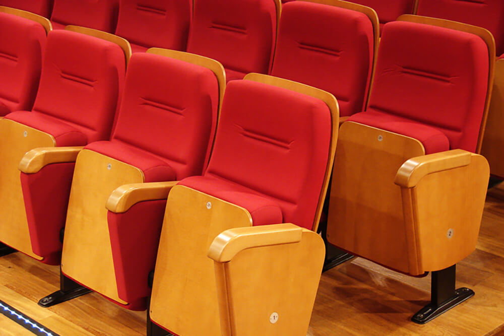Красные театральные кресла из микрофибры